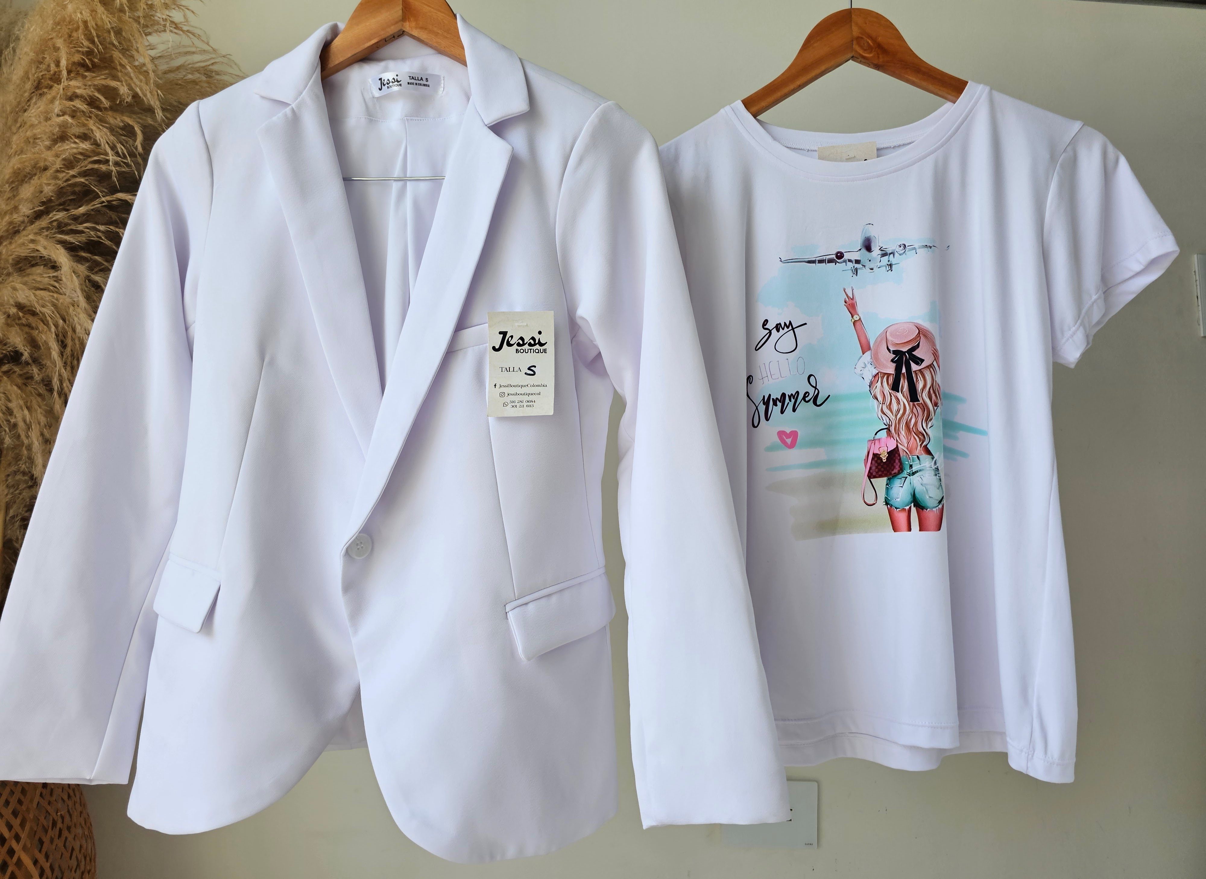 Combo blazer y camiseta para mujer. Set de blazer elegante con blusa básica. Outfit casual de oficina mujer. Blazer forrado con hombreras y camiseta blanca. Moda femenina Jessi Boutique Ibagué.