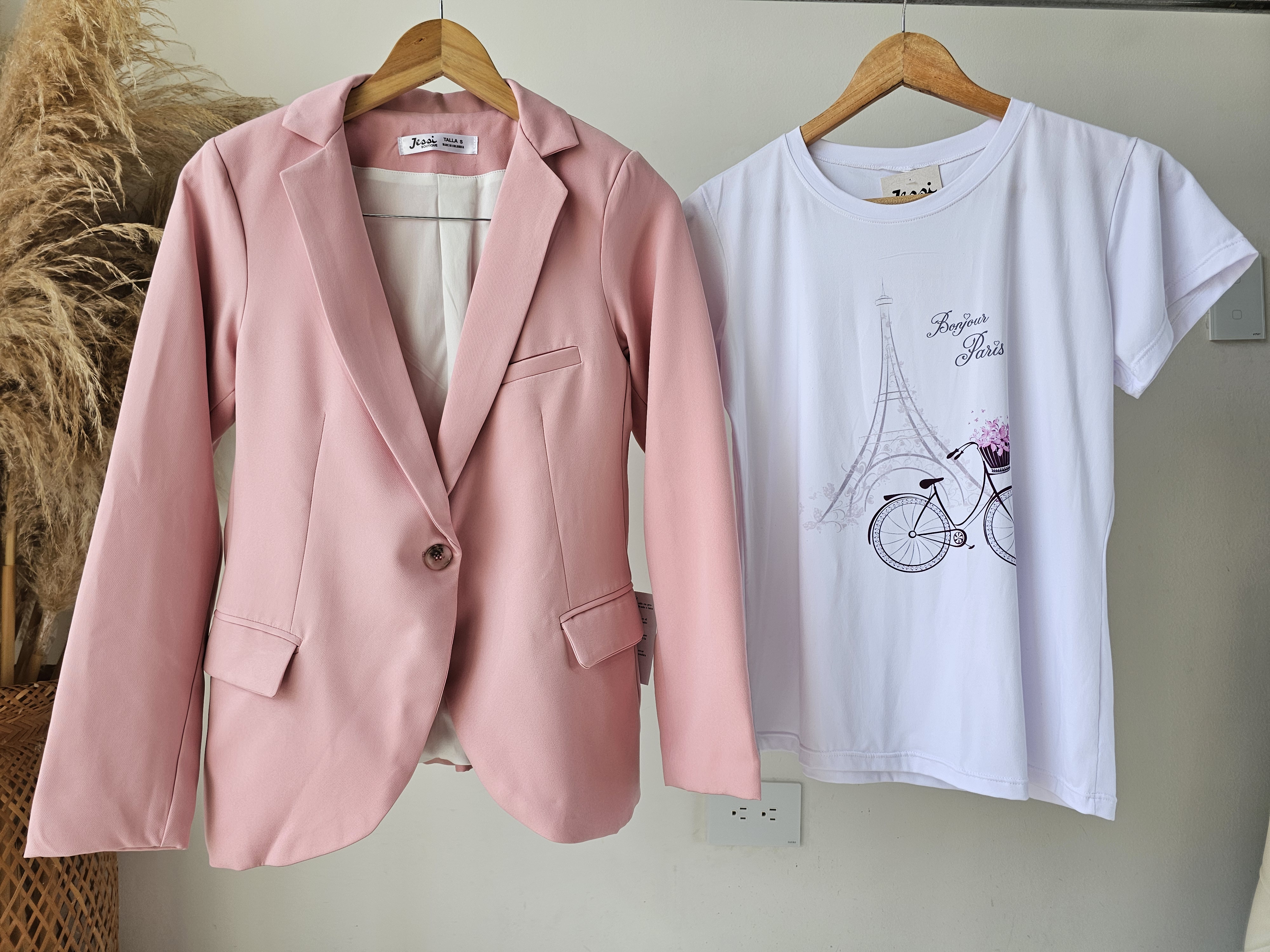 Combo blazer y camiseta para mujer. Set de blazer elegante con blusa básica. Outfit casual de oficina mujer. Blazer forrado con hombreras y camiseta blanca. Moda femenina Jessi Boutique Ibagué.