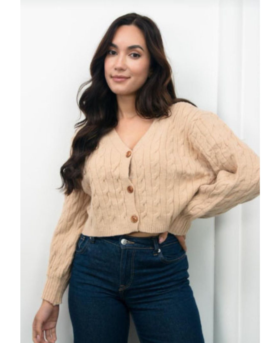 Cárdigan para mujer en tejido de punto con botones. Suéter abierto de manga larga en color neutro. Chaqueta de hilo suave para clima templado. Moda femenina Jessi Boutique
