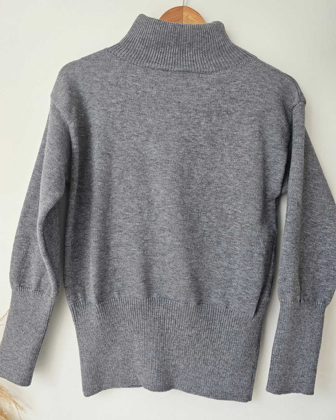 Saco cuello tortuga para mujer en tejido de punto. Suéter de cuello alto ajustado elegante. Saco de hilo fino para oficina y clima frío