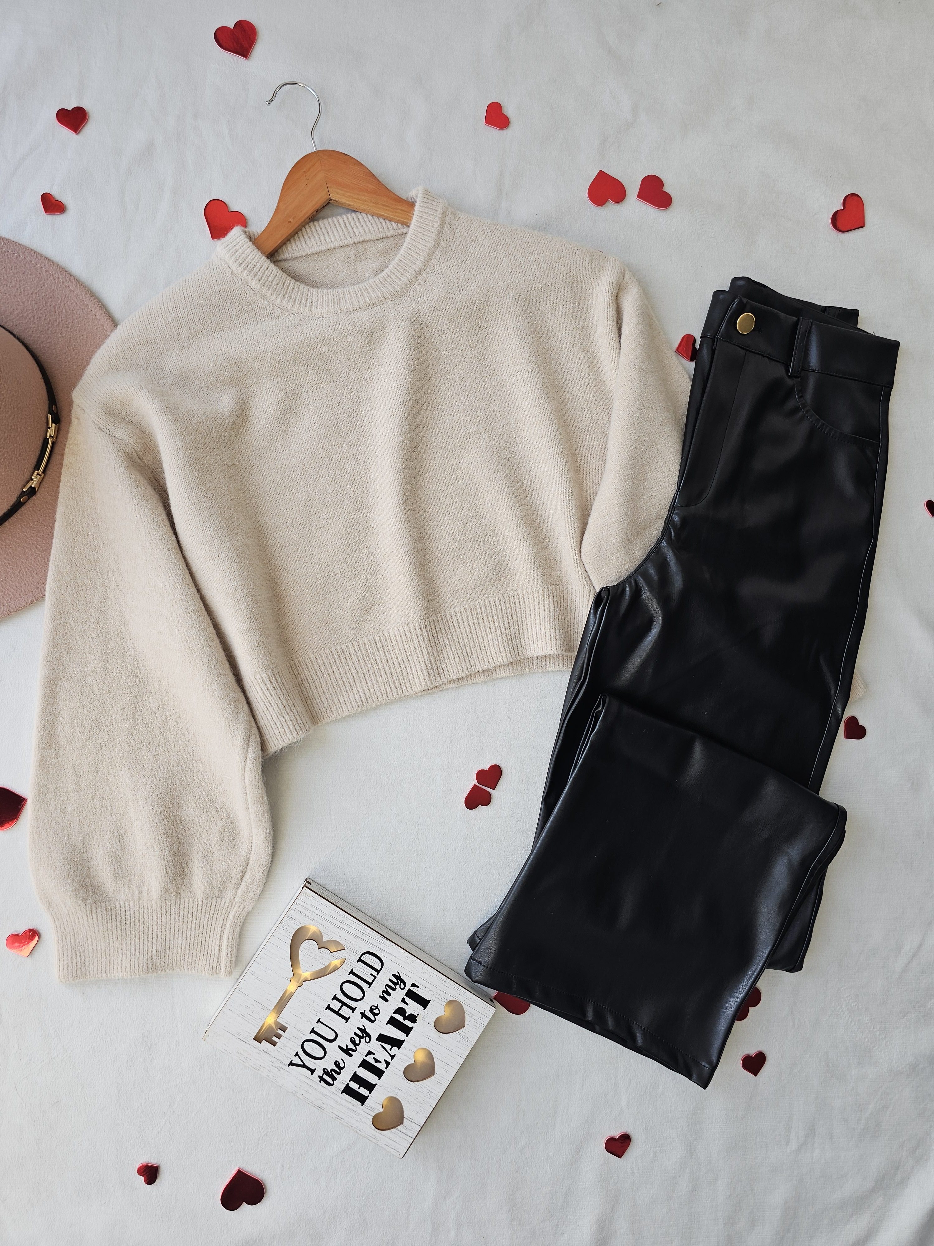 Saco tejido para mujer con diseño de rombos. Suéter de punto suave cuello redondo. Saco de hilo grueso para invierno o clima frío. Moda femenina Jessi Boutique