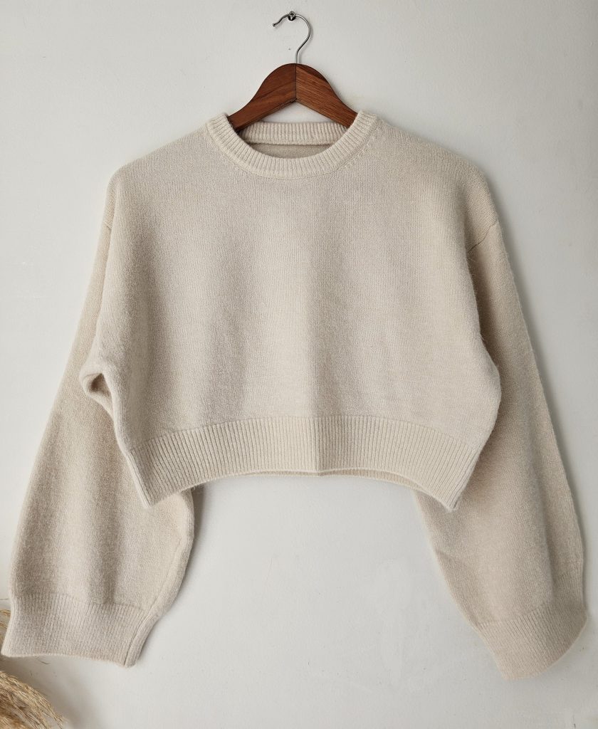 Saco tejido para mujer con diseño de rombos. Suéter de punto suave cuello redondo. Saco de hilo grueso para invierno o clima frío. Moda femenina Jessi Boutique