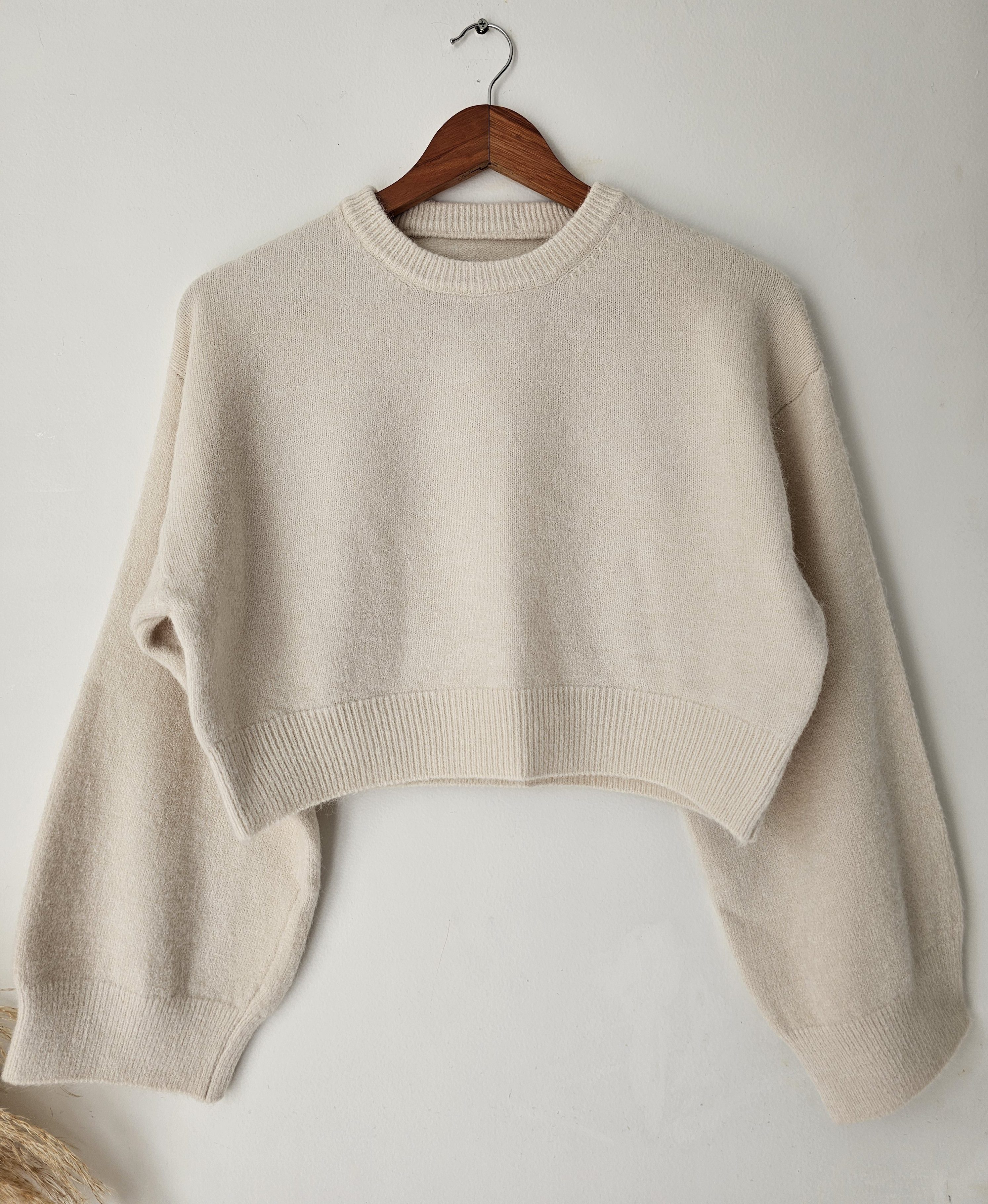 Saco tejido para mujer con diseño de rombos. Suéter de punto suave cuello redondo. Saco de hilo grueso para invierno o clima frío. Moda femenina Jessi Boutique