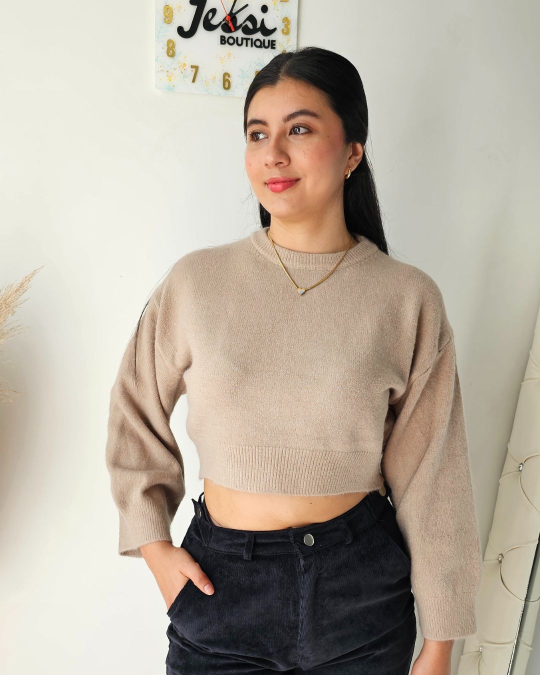 Saco tejido para mujer con diseño de rombos. Suéter de punto suave cuello redondo. Saco de hilo grueso para invierno o clima frío. Moda femenina Jessi Boutique