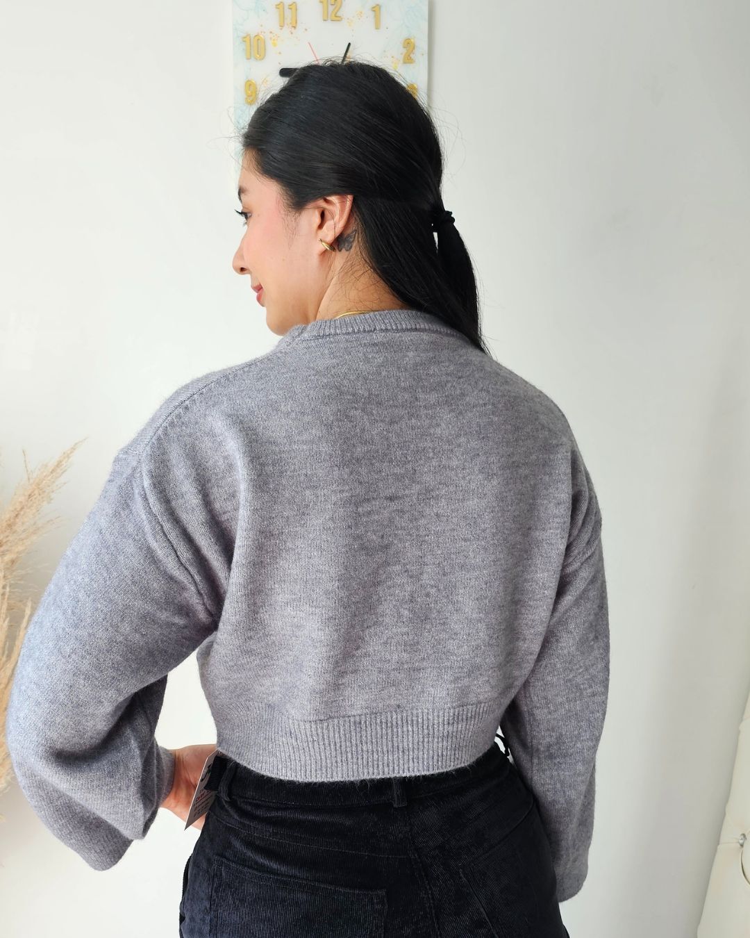 Saco tejido para mujer con diseño de rombos. Suéter de punto suave cuello redondo. Saco de hilo grueso para invierno o clima frío. Moda femenina Jessi Boutique