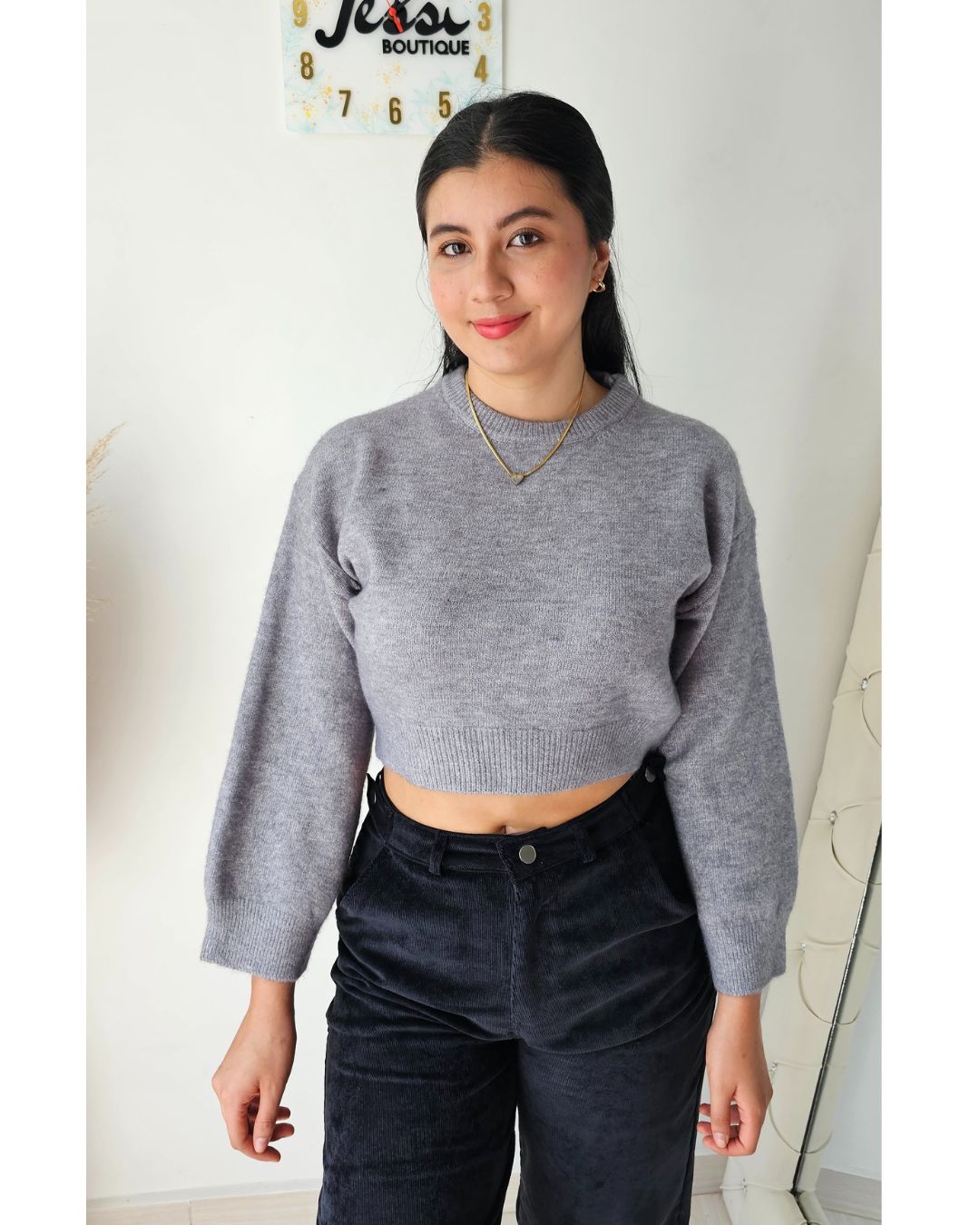 Saco tejido para mujer con diseño de rombos. Suéter de punto suave cuello redondo. Saco de hilo grueso para invierno o clima frío. Moda femenina Jessi Boutique