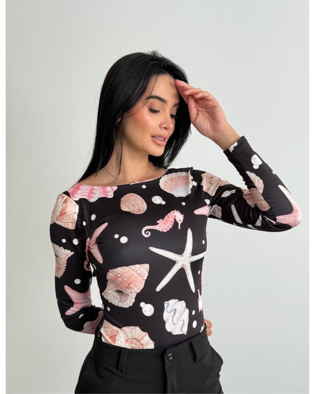Body manga larga estampado marino para mujer. Body con espalda descubierta y doble tela adelante. Blusa tipo body ajustada con diseño de mar. Moda femenina Jessi Boutique