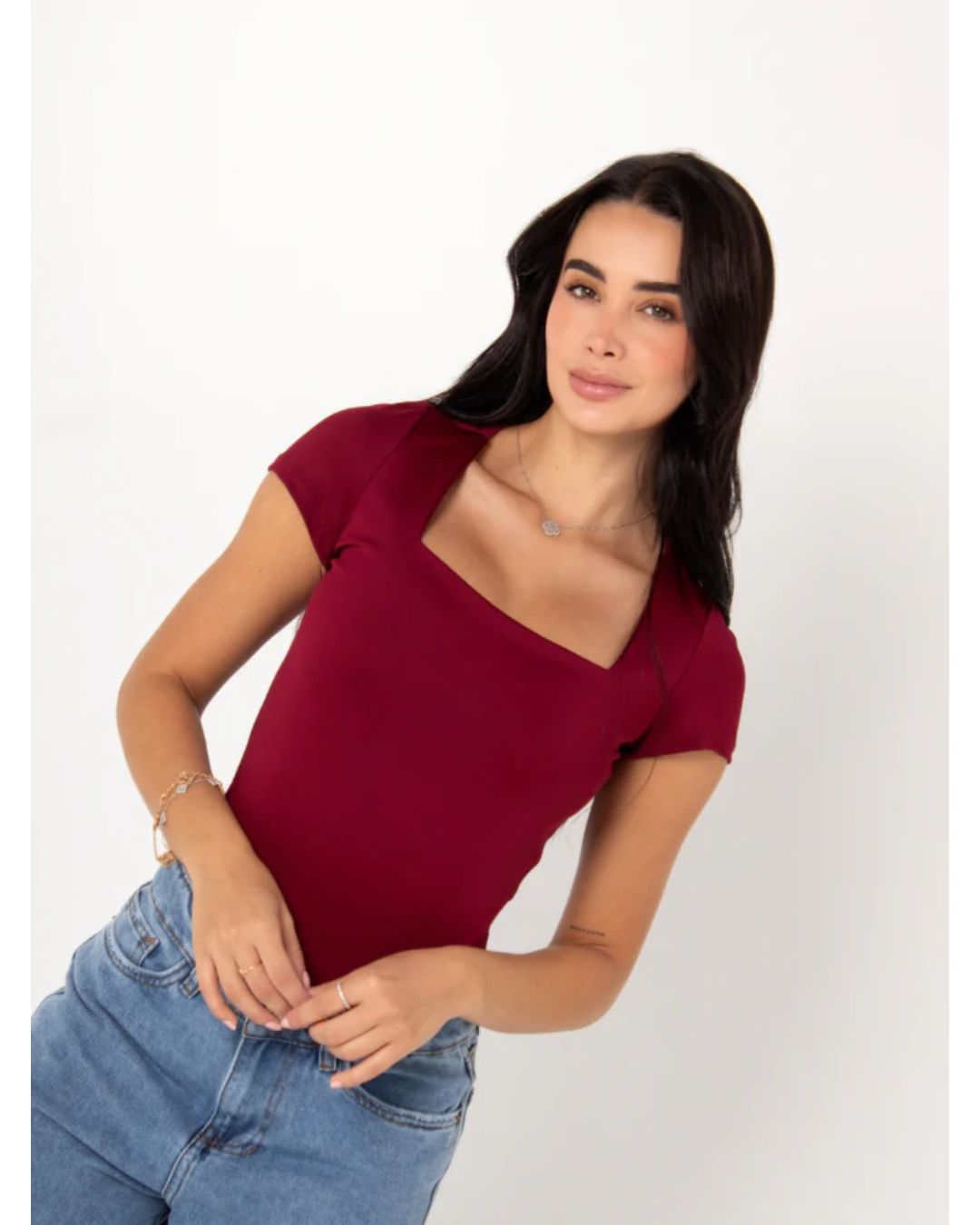 Body básico manga corta para mujer escote cuadrado. Body con doble tela adelante blanco y negro. Blusa tipo body ajustada premium. Moda básica Jessi Boutique