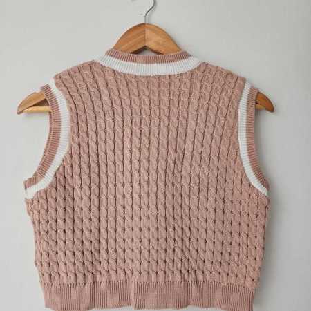 Chaleco tejido de punto para mujer rosa y verde. Chaleco con trenzas y cuello en V blanco. Suéter sin mangas tejido con textura. Moda femenina Jessi Boutique