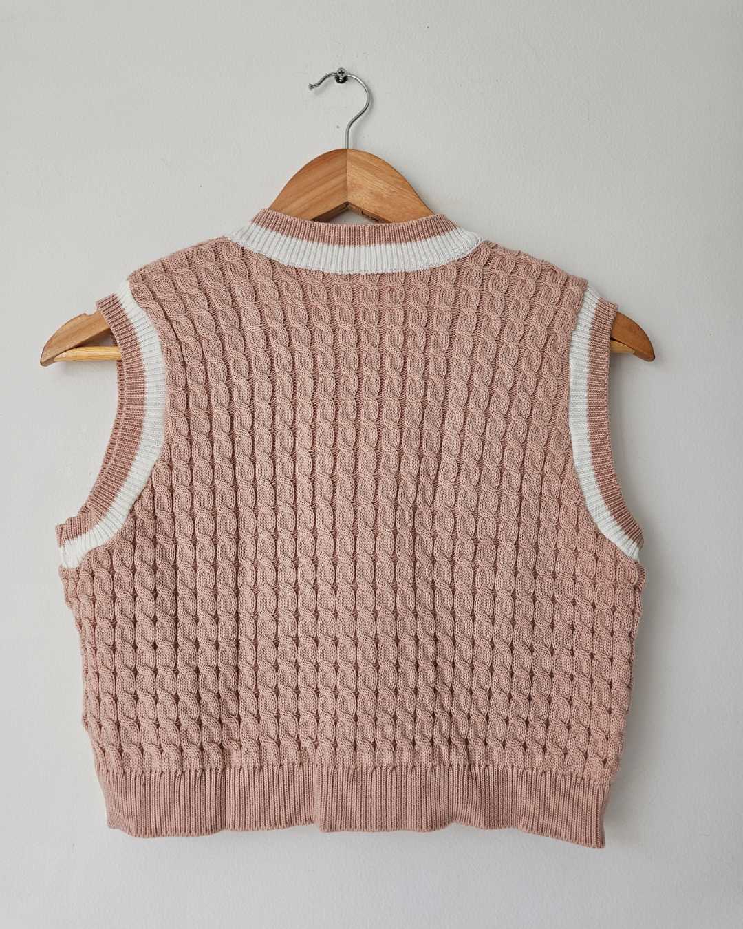 Chaleco tejido de punto para mujer rosa y verde. Chaleco con trenzas y cuello en V blanco. Suéter sin mangas tejido con textura. Moda femenina Jessi Boutique