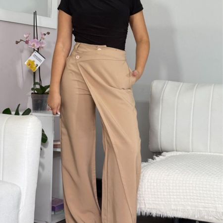 Pantalón sastre para mujer tiro alto. Pantalón Nara en lino noche de viena beige y negro. Pantalón de bota ancha elegante con botones asimétricos. Moda formal femenina Jessi Boutique