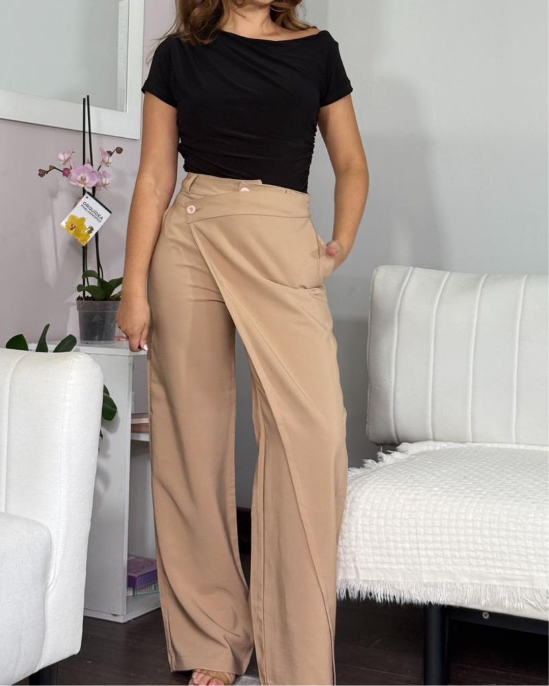Pantalón sastre para mujer tiro alto. Pantalón Nara en lino noche de viena beige y negro. Pantalón de bota ancha elegante con botones asimétricos. Moda formal femenina Jessi Boutique
