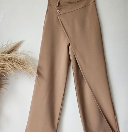 Pantalón sastre para mujer tiro alto. Pantalón Nara en lino noche de viena beige y negro. Pantalón de bota ancha elegante con botones asimétricos. Moda formal femenina Jessi Boutique