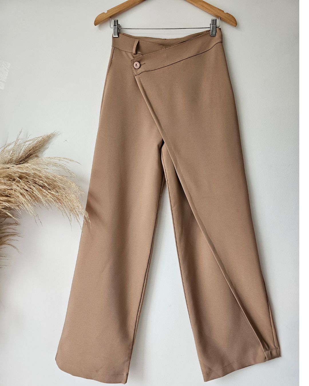 Pantalón sastre para mujer tiro alto. Pantalón Nara en lino noche de viena beige y negro. Pantalón de bota ancha elegante con botones asimétricos. Moda formal femenina Jessi Boutique