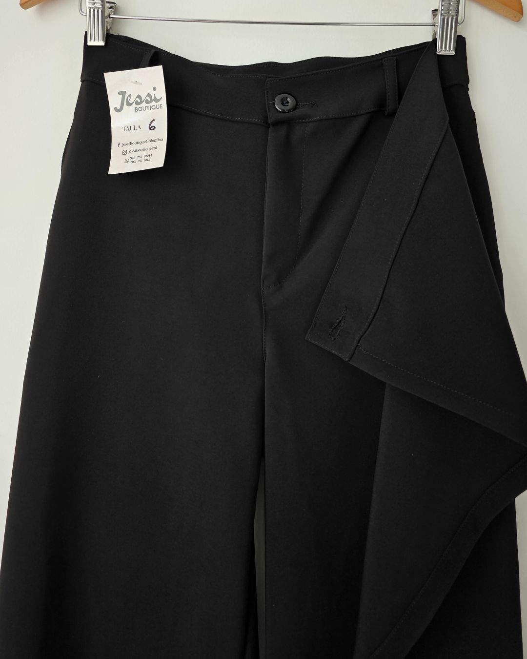 Pantalón sastre para mujer tiro alto. Pantalón Nara en lino noche de viena beige y negro. Pantalón de bota ancha elegante con botones asimétricos. Moda formal femenina Jessi Boutique