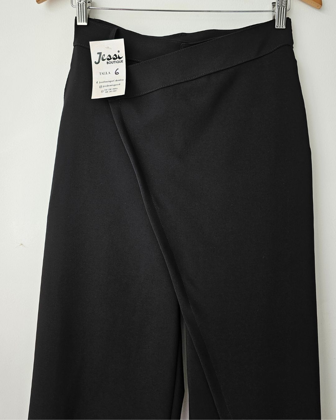 Pantalón sastre para mujer tiro alto. Pantalón Nara en lino noche de viena beige y negro. Pantalón de bota ancha elegante con botones asimétricos. Moda formal femenina Jessi Boutique