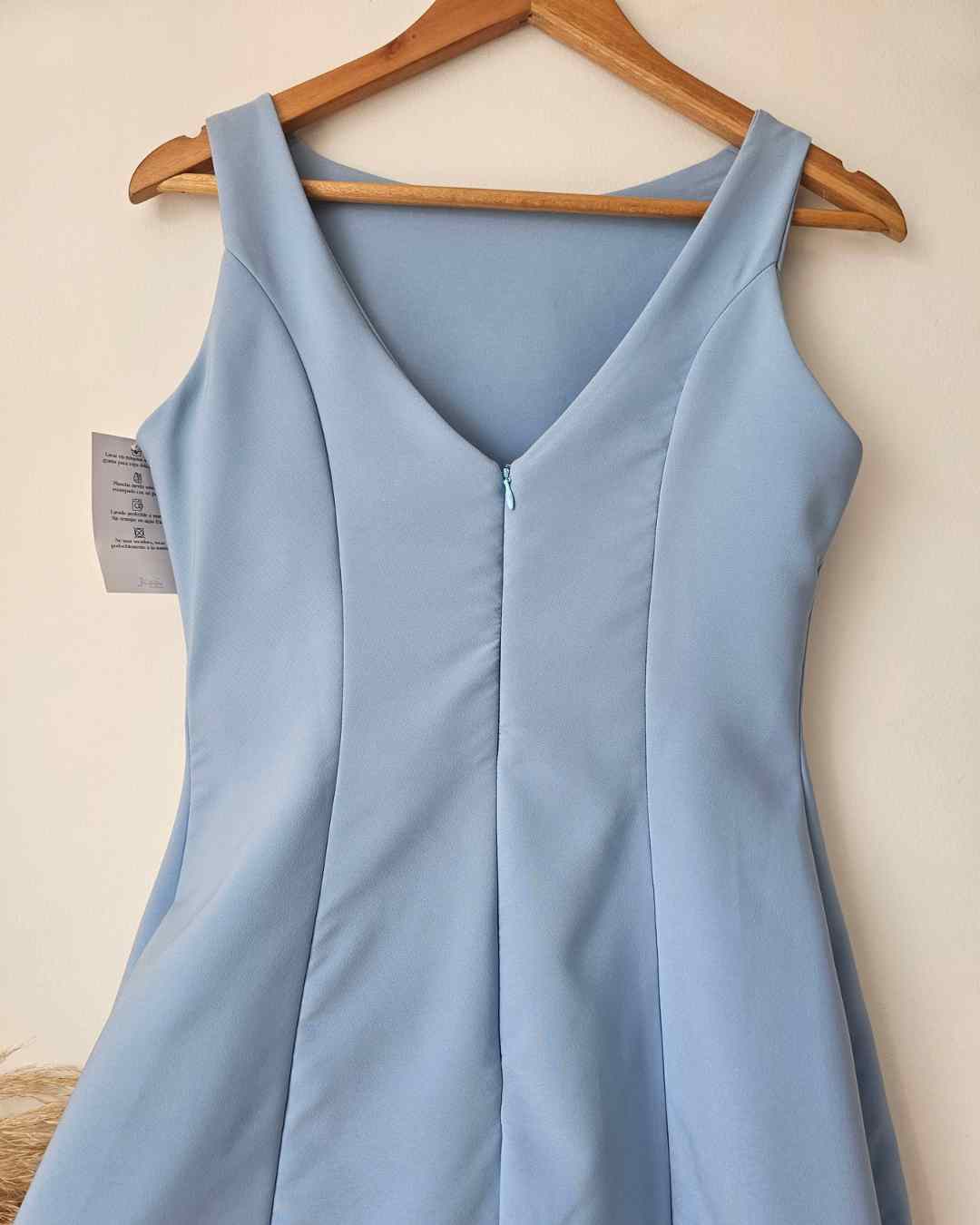 Vestido de gala corto en noche de viena. Vestido elegante con espalda descubierta para mujer. Outfit para grados y cenas especiales Jessi Boutique Ibagué. Vestido entallado con forro superior.