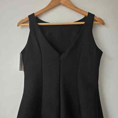 Vestido de gala corto en noche de viena. Vestido elegante con espalda descubierta para mujer. Outfit para grados y cenas especiales Jessi Boutique Ibagué. Vestido entallado con forro superior.