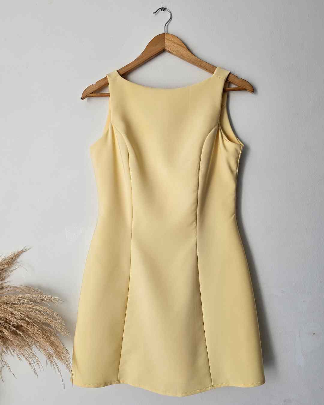 Vestido de gala corto en noche de viena. Vestido elegante con espalda descubierta para mujer. Outfit para grados y cenas especiales Jessi Boutique Ibagué. Vestido entallado con forro superior.