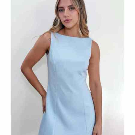 Vestido de gala corto en noche de viena. Vestido elegante con espalda descubierta para mujer. Outfit para grados y cenas especiales Jessi Boutique Ibagué. Vestido entallado con forro superior.