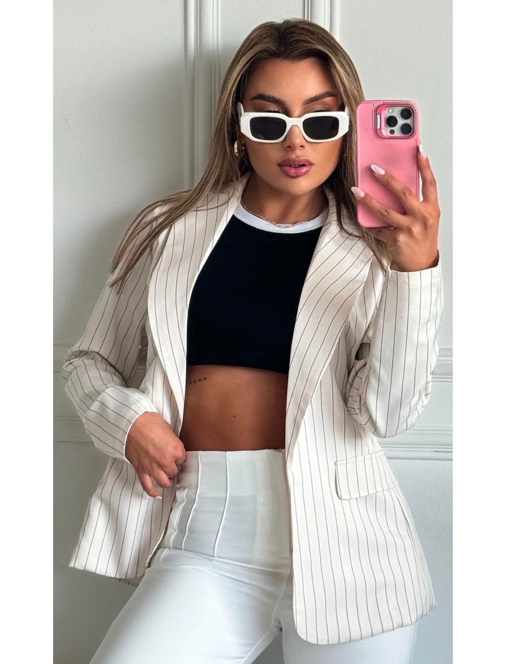 Blazer para mujer en noche de viena forrado. Chaqueta sastre elegante blanca con rayas y colores sólidos. Blazer ejecutivo moderno