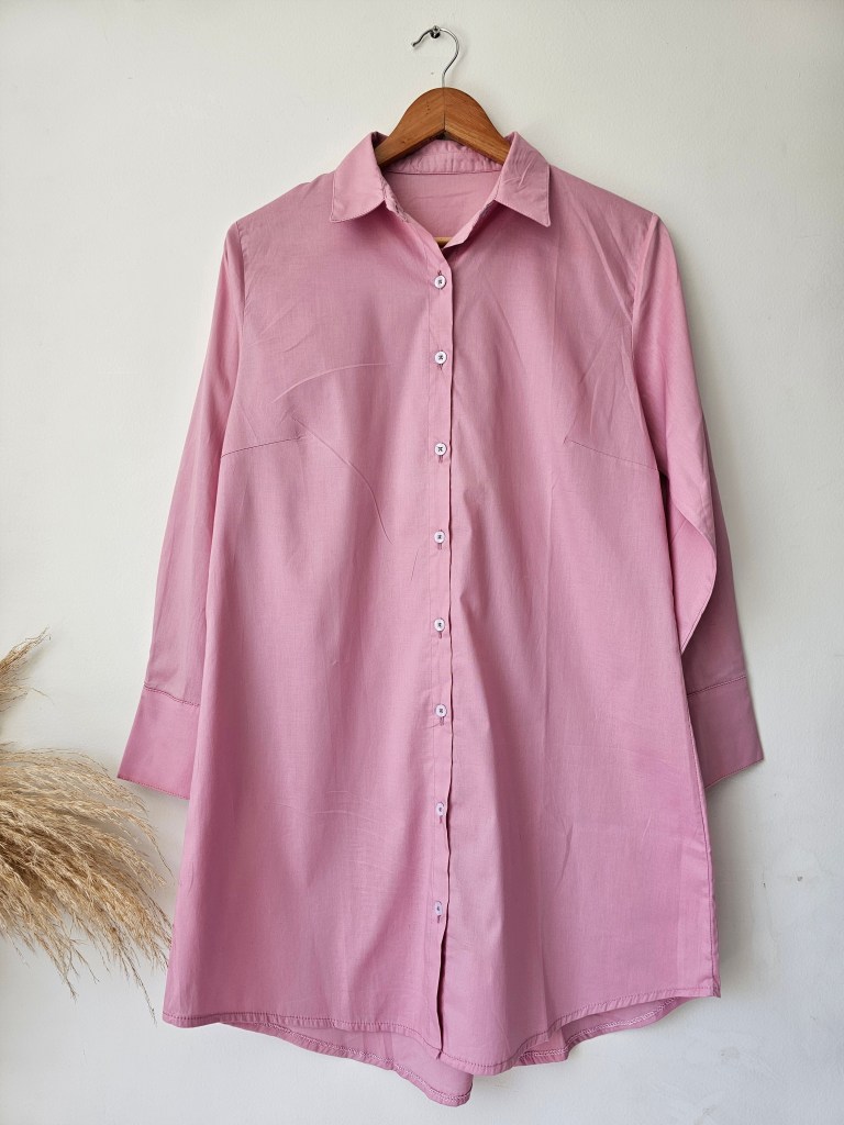 estido corto para mujer en popelina café. Vestido sin mangas elegante de silueta estructurada. Vestido fresco de algodón popelín para clima cálido. Moda femenina Jessi Boutique