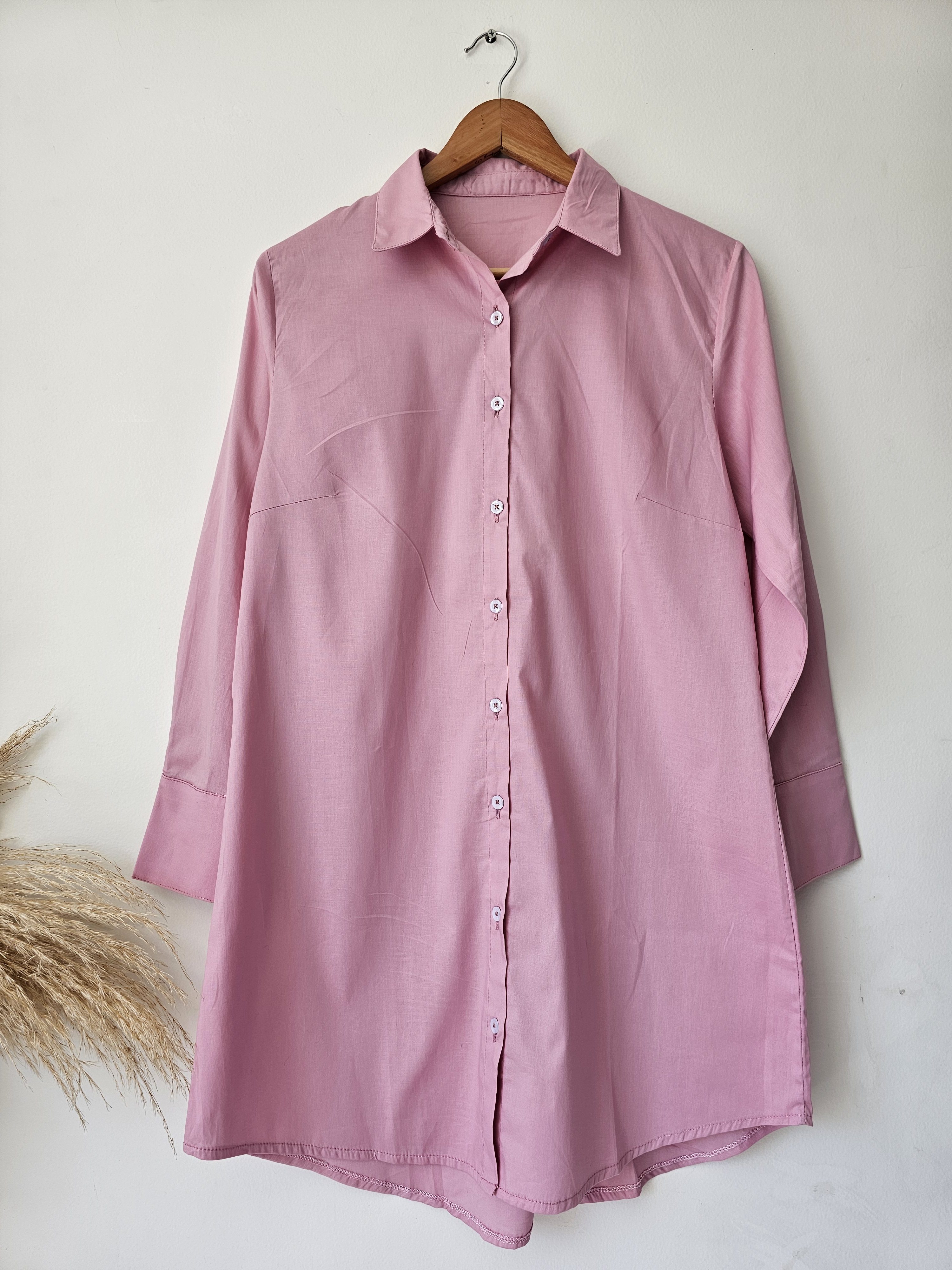 estido corto para mujer en popelina café. Vestido sin mangas elegante de silueta estructurada. Vestido fresco de algodón popelín para clima cálido. Moda femenina Jessi Boutique
