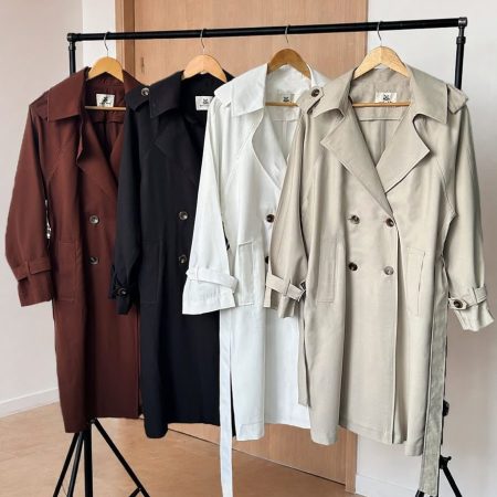 Gabardina larga de lino fluido para mujer beige, blanco, negro y terracota. Trench coat oversize con cinturón y botones de carey. Chaqueta elegante larga femenina Jessi Boutique Ibagué. Moda Old Money ejecutiva.