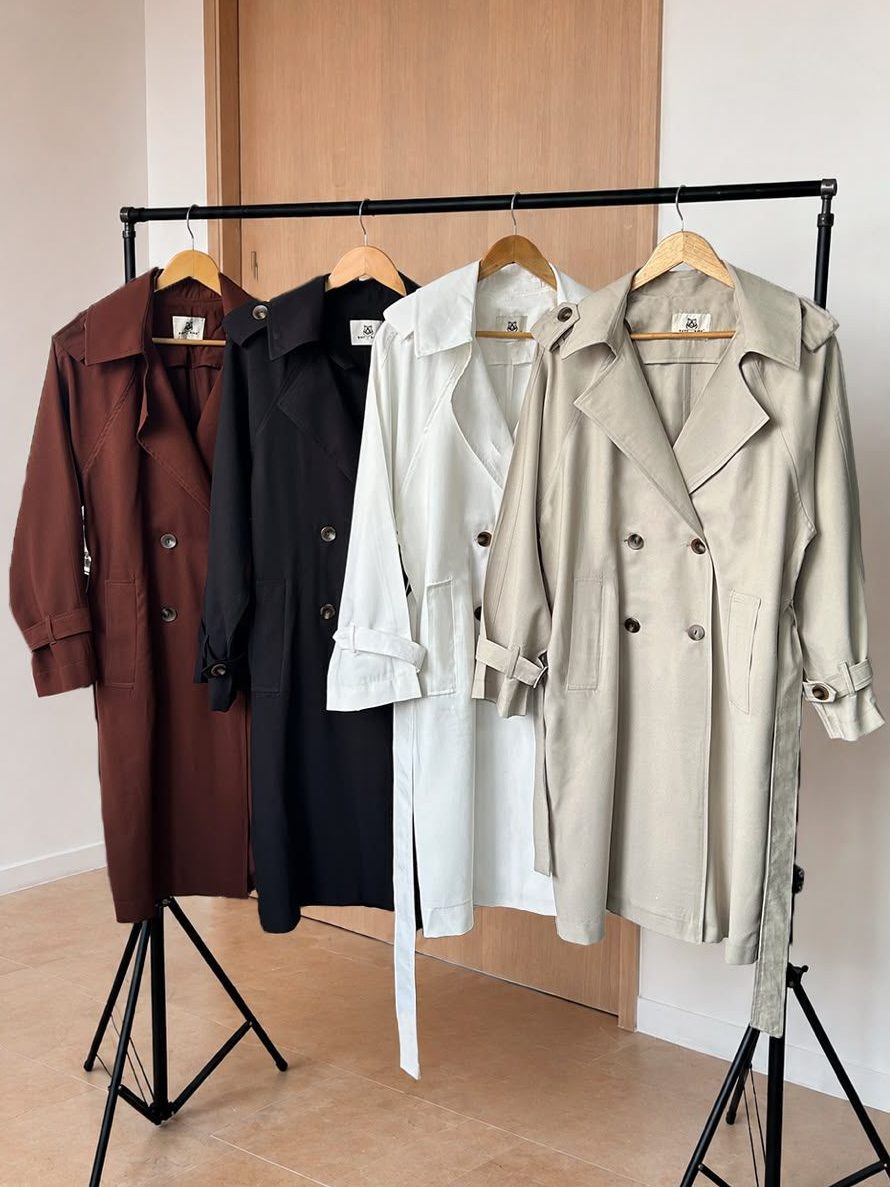 Gabardina larga de lino fluido para mujer beige, blanco, negro y terracota. Trench coat oversize con cinturón y botones de carey. Chaqueta elegante larga femenina Jessi Boutique Ibagué. Moda Old Money ejecutiva.