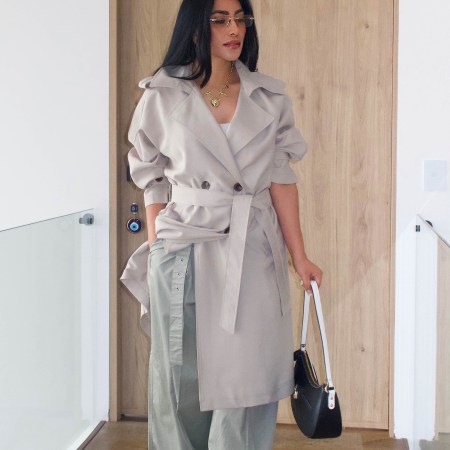 Gabardina larga de lino fluido para mujer beige, blanco, negro y terracota. Trench coat oversize con cinturón y botones de carey. Chaqueta elegante larga femenina Jessi Boutique Ibagué. Moda Old Money ejecutiva.