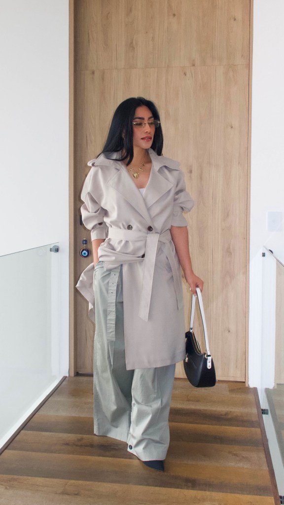 Gabardina larga de lino fluido para mujer beige, blanco, negro y terracota. Trench coat oversize con cinturón y botones de carey. Chaqueta elegante larga femenina Jessi Boutique Ibagué. Moda Old Money ejecutiva.
