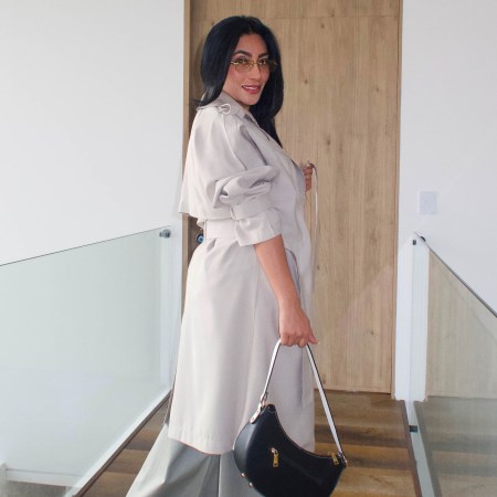 Gabardina larga de lino fluido para mujer beige, blanco, negro y terracota. Trench coat oversize con cinturón y botones de carey. Chaqueta elegante larga femenina Jessi Boutique Ibagué. Moda Old Money ejecutiva.