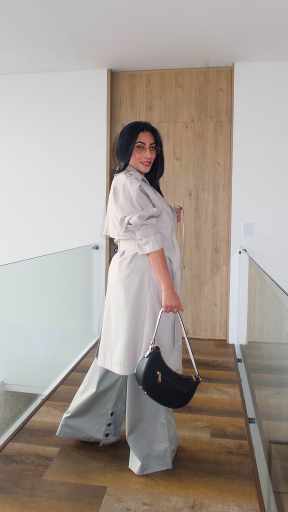 Gabardina larga de lino fluido para mujer beige, blanco, negro y terracota. Trench coat oversize con cinturón y botones de carey. Chaqueta elegante larga femenina Jessi Boutique Ibagué. Moda Old Money ejecutiva.