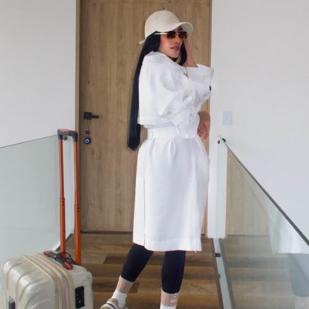 Gabardina larga de lino fluido para mujer beige, blanco, negro y terracota. Trench coat oversize con cinturón y botones de carey. Chaqueta elegante larga femenina Jessi Boutique Ibagué. Moda Old Money ejecutiva.