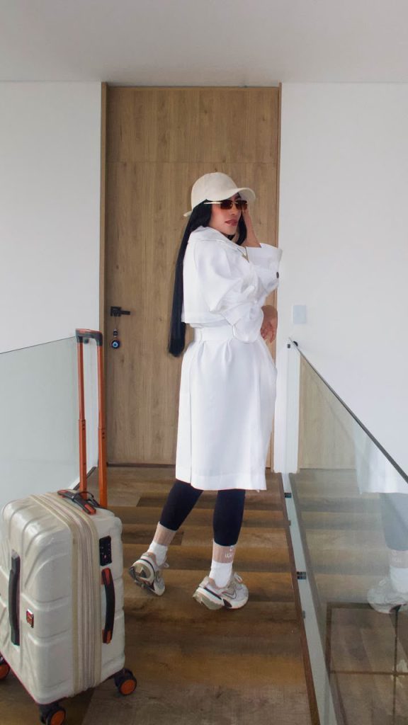 Gabardina larga de lino fluido para mujer beige, blanco, negro y terracota. Trench coat oversize con cinturón y botones de carey. Chaqueta elegante larga femenina Jessi Boutique Ibagué. Moda Old Money ejecutiva.