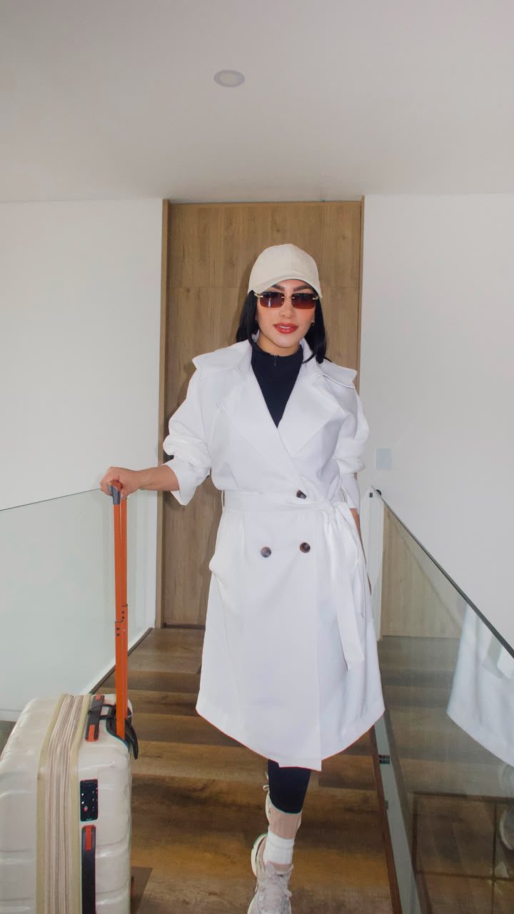 Gabardina larga de lino fluido para mujer beige, blanco, negro y terracota. Trench coat oversize con cinturón y botones de carey. Chaqueta elegante larga femenina Jessi Boutique Ibagué. Moda Old Money ejecutiva.
